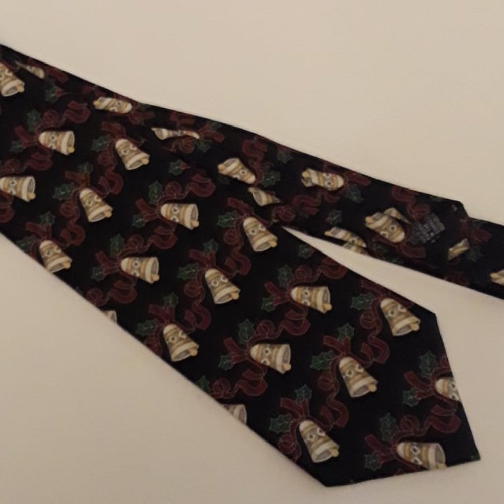 NEW CLAYBROOKE CHRISTMAS COLLECTION - 100% SILK NECKTIE - CLASSIC BELLS PATTERN